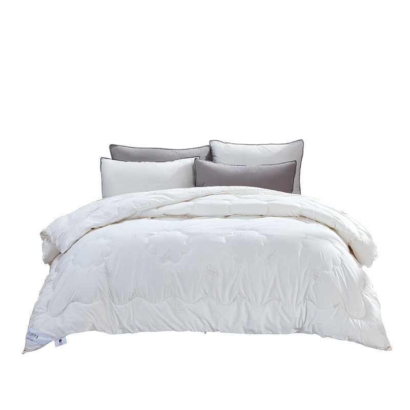 富安娜 1.可爱的小绵羊点缀在被面上，搭配sheep字样的精美印花 舒致澳洲羊毛被203*229CM 203*229cm 白色（单位：床）