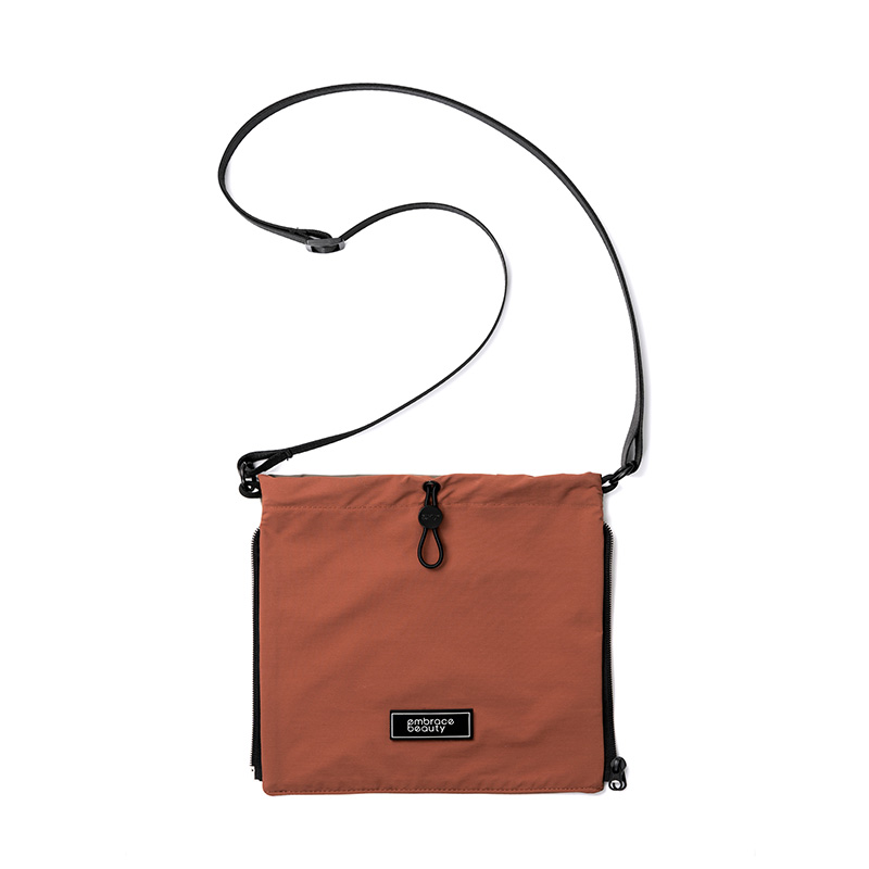 又见美物 EB1608 24.5*23cm（展开） 8*23cm（折叠） 回彩百变小挎包 枫叶棕/橄榄绿（单位：个）