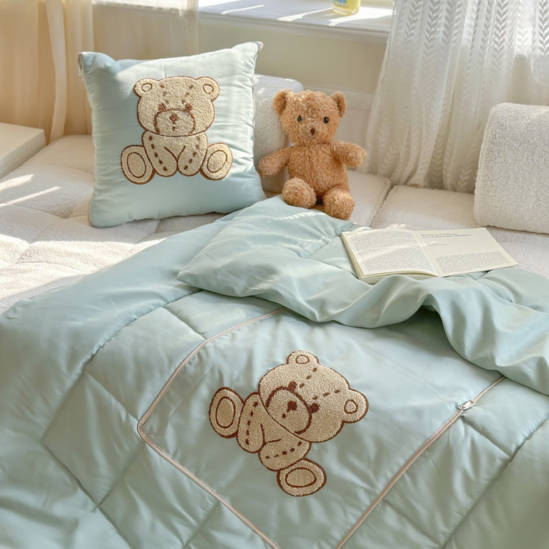樵纪 小熊仔刺绣抱枕被 小熊仔 50*50cm展开被子150*200cm 绿色（单位：只）