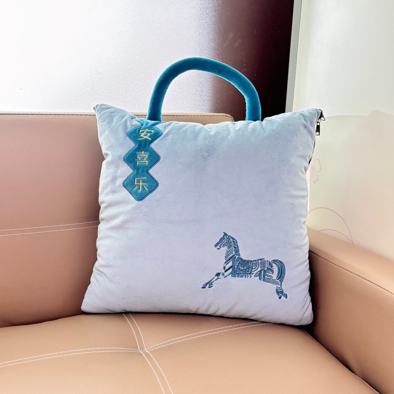 安娜艾莎（ANNA AISHER） 高定荷兰绒平安喜乐刺绣抱枕被 (提手款） 展开110*150cm  水蓝色（单位：个）